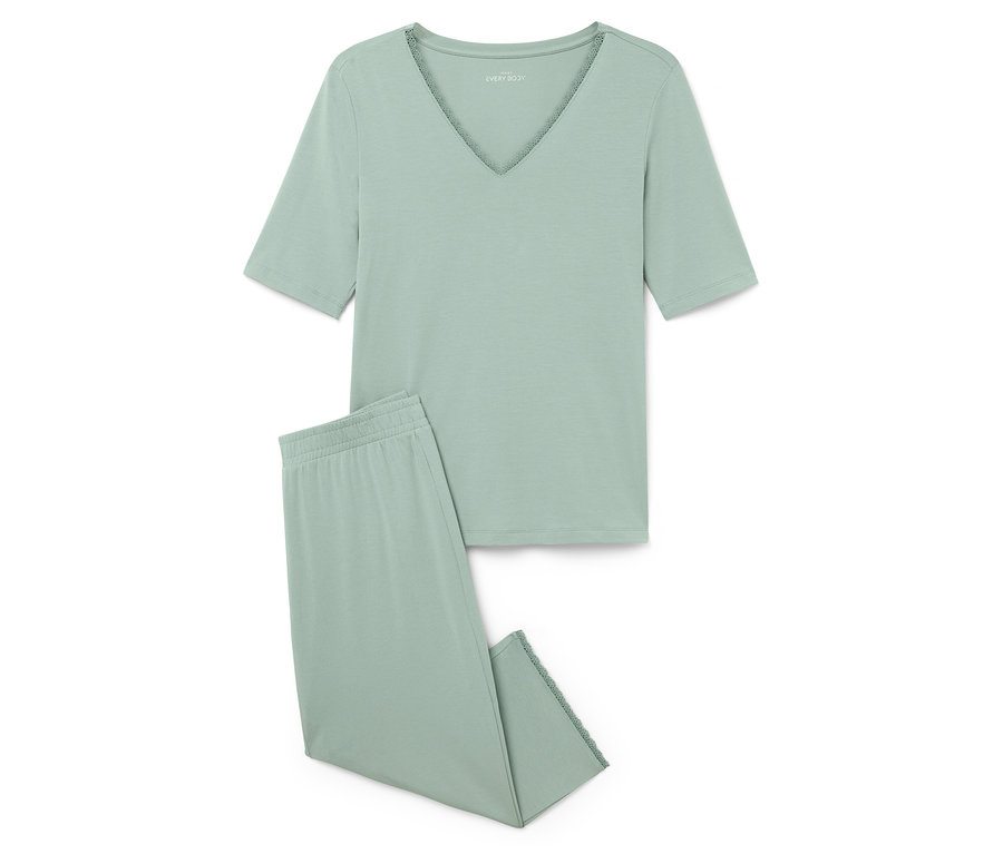 Egy világoszöld, rövid ujjú felsőből és nadrágból álló pizsama fehér háttéren.