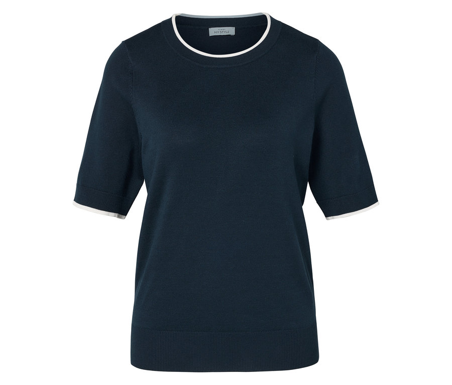 Egy sötétkék, rövid ujjú póló fehér szegéllyel a nyakánál és az ujjánál.