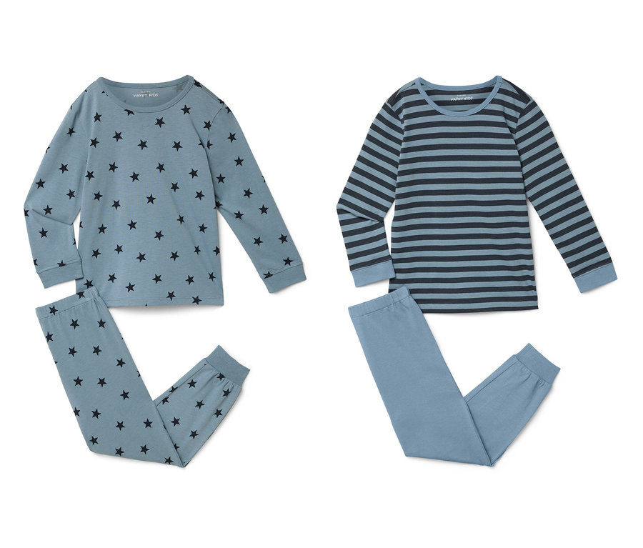 Két kék pizsama, egy csillagos és egy csíkos, fekszik egy fehér háttéren.