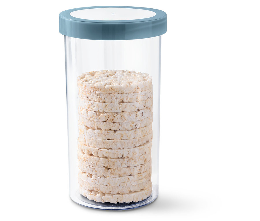 Egy kék fedővel ellátott, átlátszó tárolóedény tele rizslapokkal.