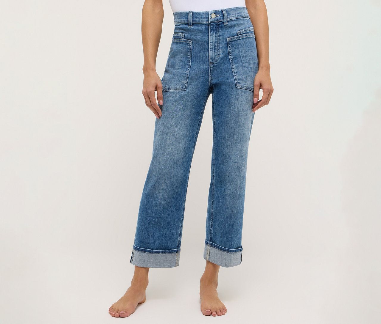 Egy személy kék Angels denim »Liberta« farmert visel.