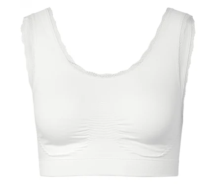 Fehér bralette csipkével a nyakkivágáson és a karkivágásokon.