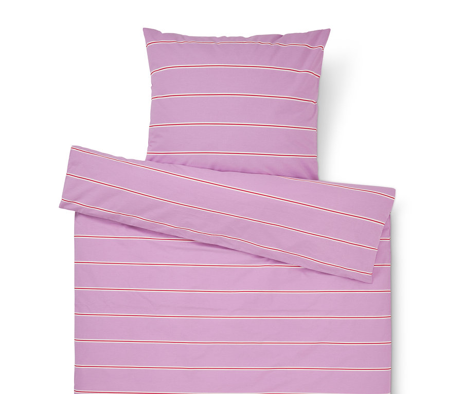 Lila ágynemű piros és fehér csíkokkal, amely egy párnahuzatból és egy paplanhuzatból áll.