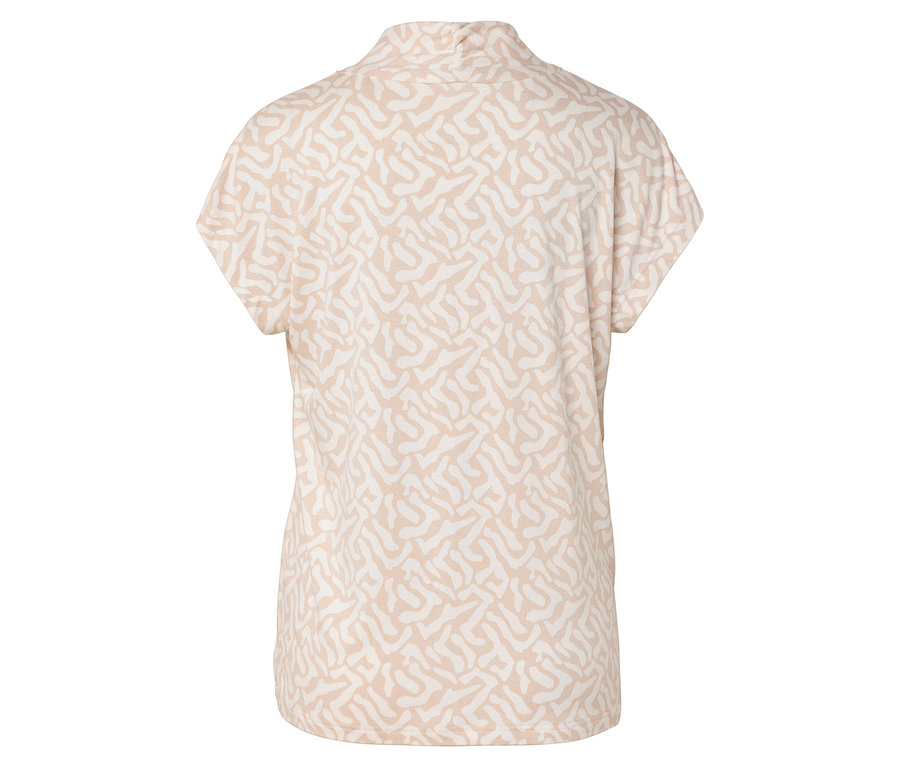 Hátulnézet egy rövid ujjú, világosbézs blúzon, absztrakt mintával.