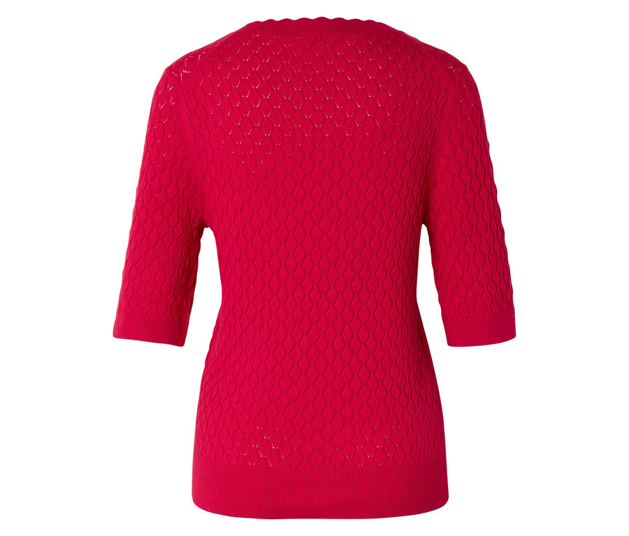 Hátulnézet egy piros, háromnegyedes ujjú kötött pulóverről.