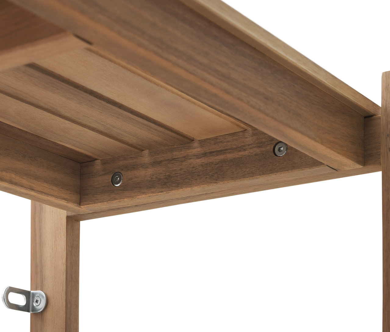 Egyedileg elhelyezhető polcokkal ellátott kültéri polc részletes nézete.