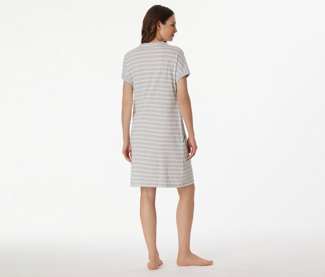 Hátulról egy nő látható szürke-fehér csíkos SCHIESSER rövidujjú hálóingben, fehér háttér előtt.