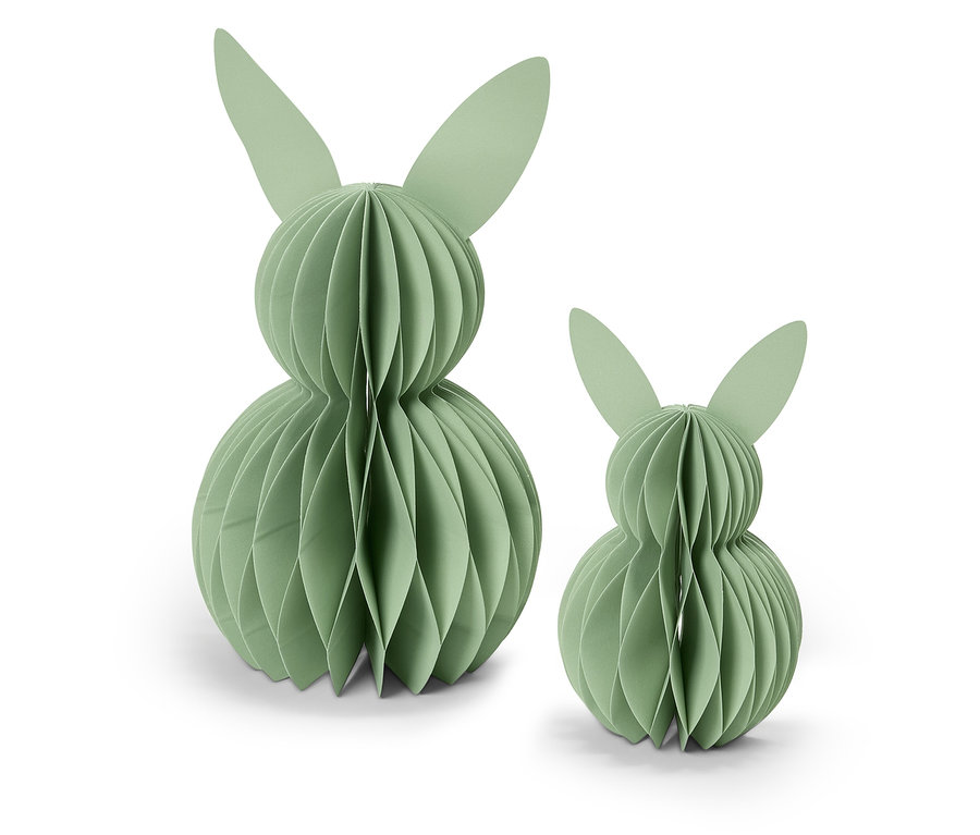 Két világoszöld papírnyúl áll fehér háttér előtt.