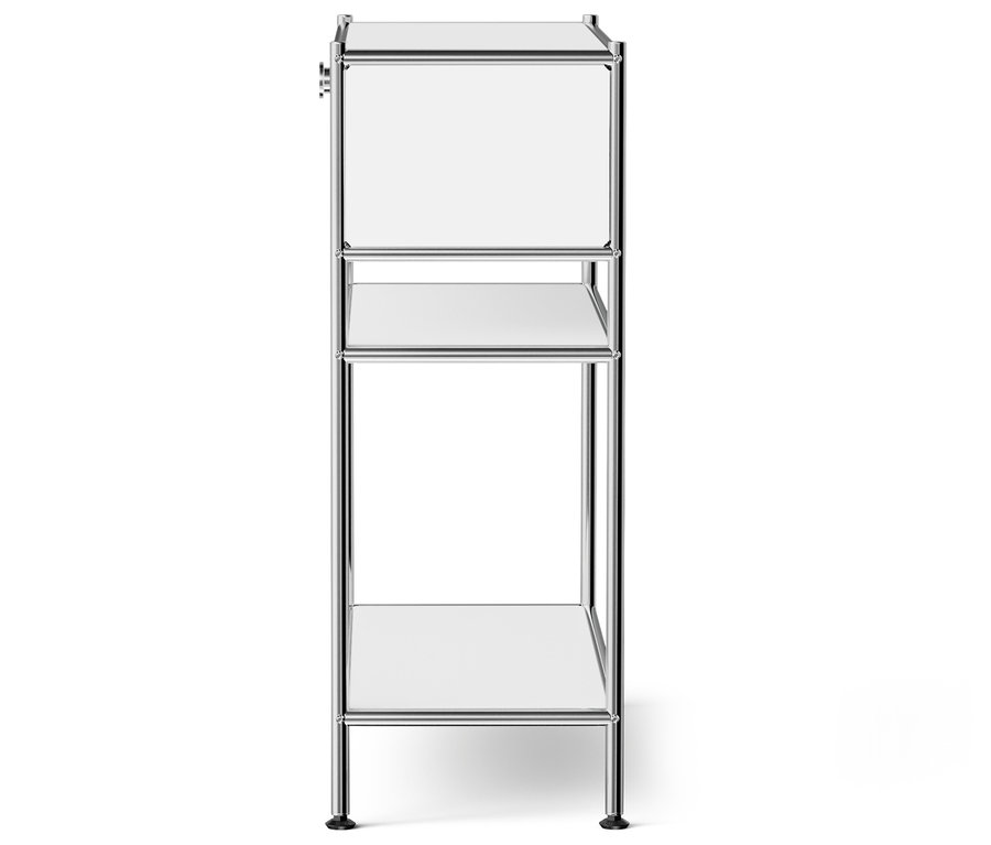 Egy keskeny, ezüstszínű polckeret fehér polcokkal áll egy fehér háttér előtt.