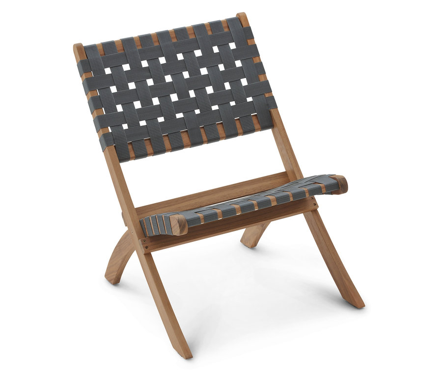 Egyetlen fa szék szürke heveder üléssel áll fehér háttér előtt.