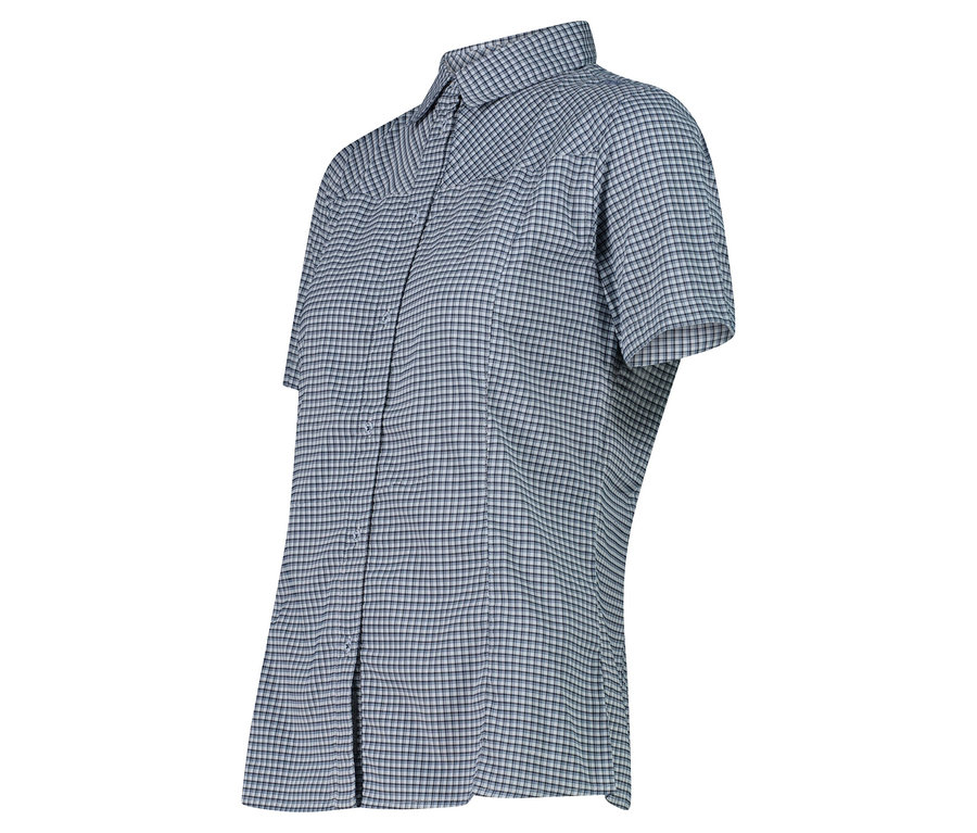 Egy rövid ujjú, kék-fehér kockás ing közeli képe, fehér háttér előtt bemutatva.