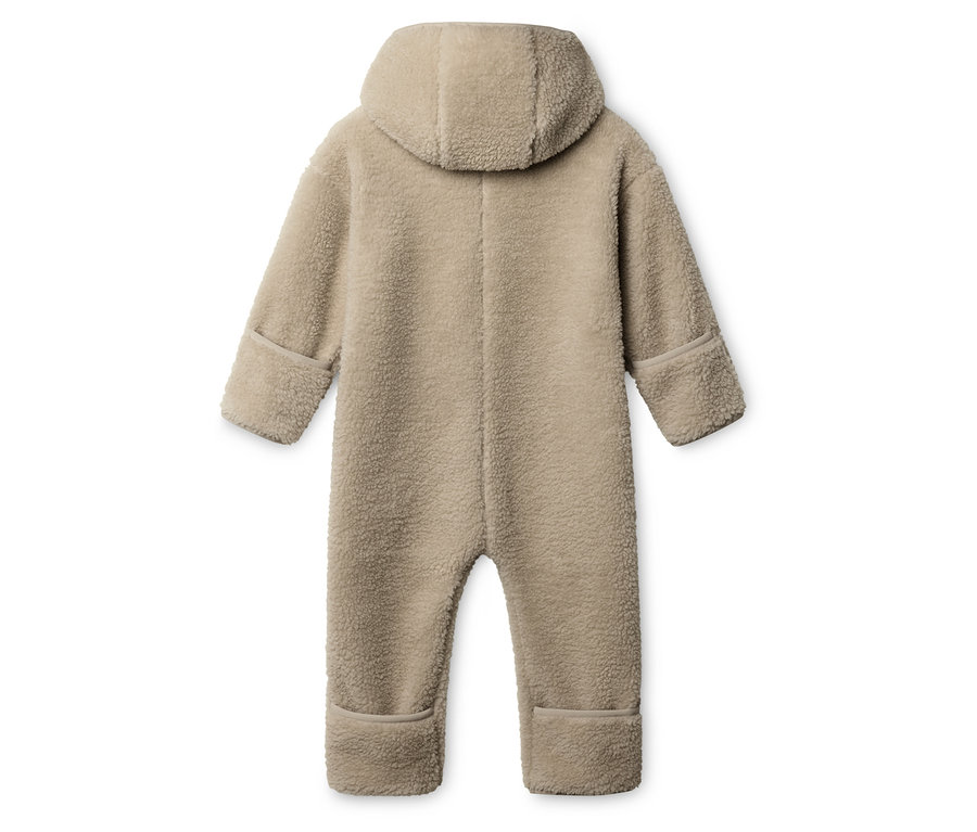 Hátulnézet egy bézs színű, kapucnis, teddy fleece overallról.