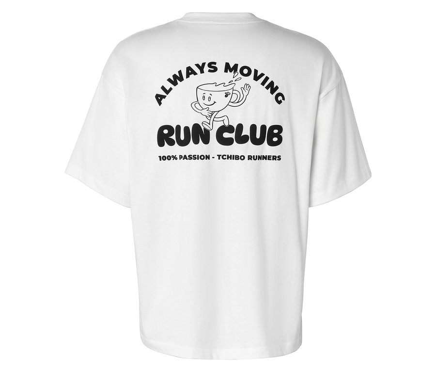 Fehér sportfelső fekete nyomattal, amelyen egy futó kávéscsésze látható, felette "ALWAYS MOVING", alatta "RUN CLUB" és "100% PASSION - TCHIBO RUNNERS" felirattal.