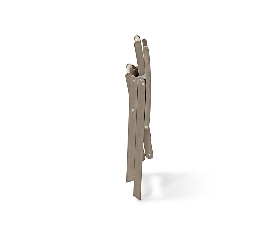 Egy összecsukott szürke Leira összecsukható kerti szék.