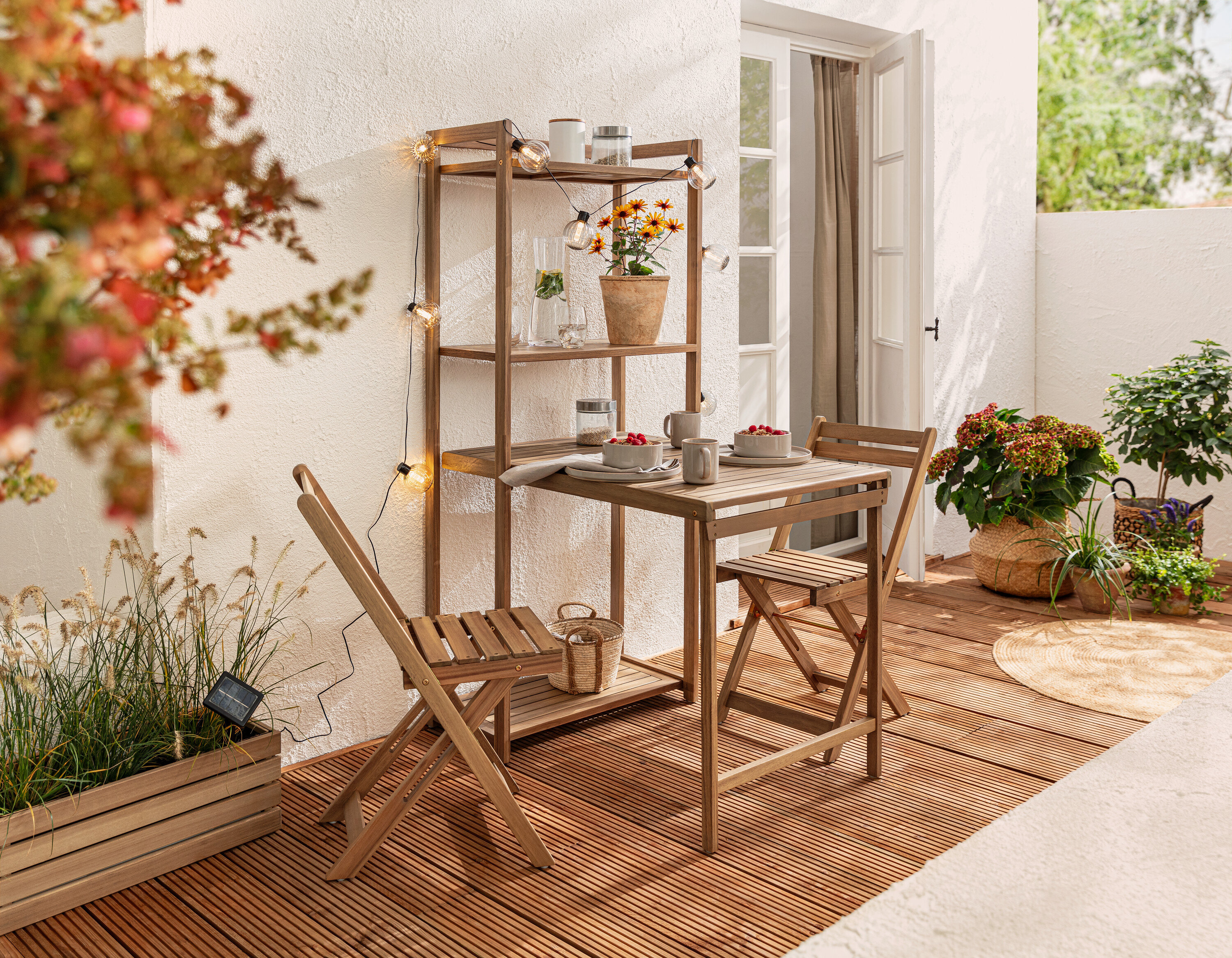 »Lenja« polcos étkezőbútor erkélyre és szolár fényfüzér, hornyos golyók egy erkélyen.