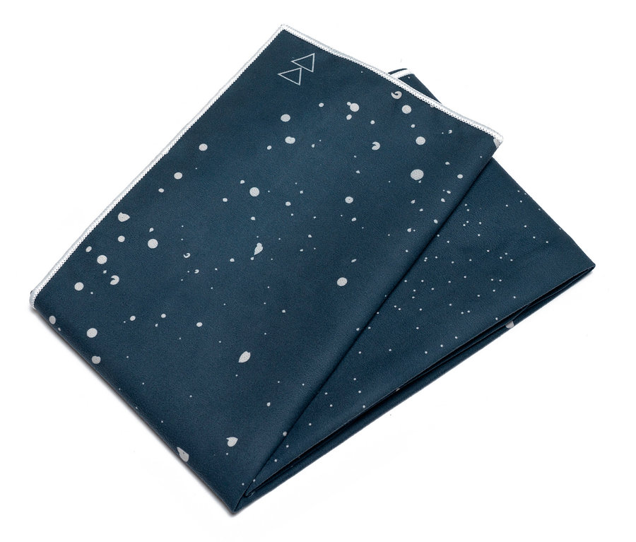 Összehajtott sötétkék anyag fehér foltokkal és két fehér háromszöggel a sarkában.