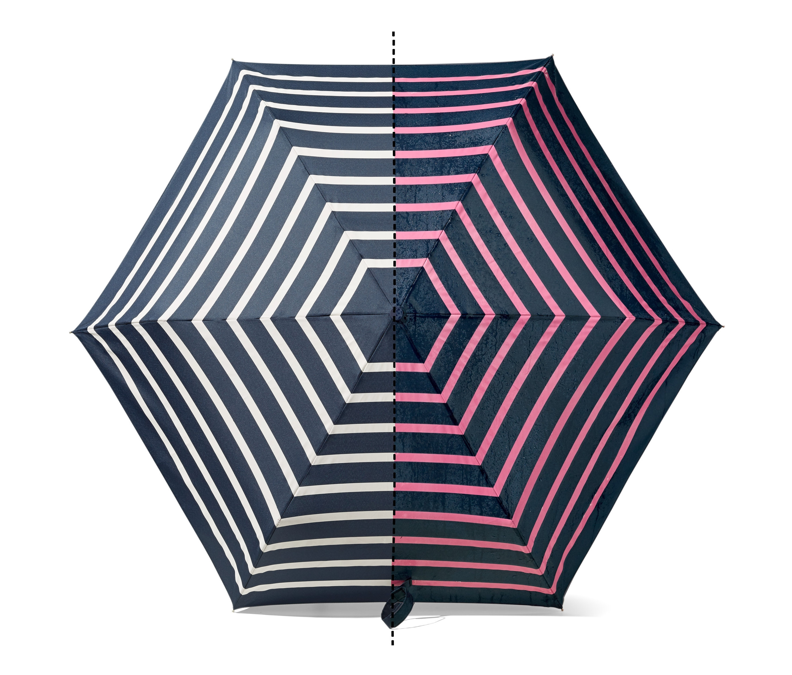 Egy felülről készült közeli kép egy kinyitott, színváltós, csíkos esernyőről, amely sötétkék alapon váltakozó fehér és rózsaszín csíkokkal rendelkezik.