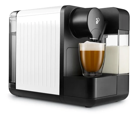A fehér Cafissimo milk kávét készít egy pohárba.