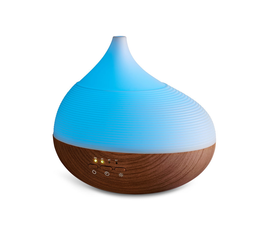 Aroma diffúzor wellness világítással, fehér háttérrel.