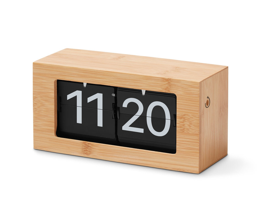 Egy fa hatású retro asztali óra 11:20-at mutat.