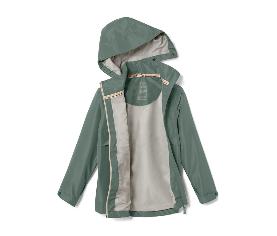 Egy nyitott, zöld gyerek kabát minden időjárásra fekszik.