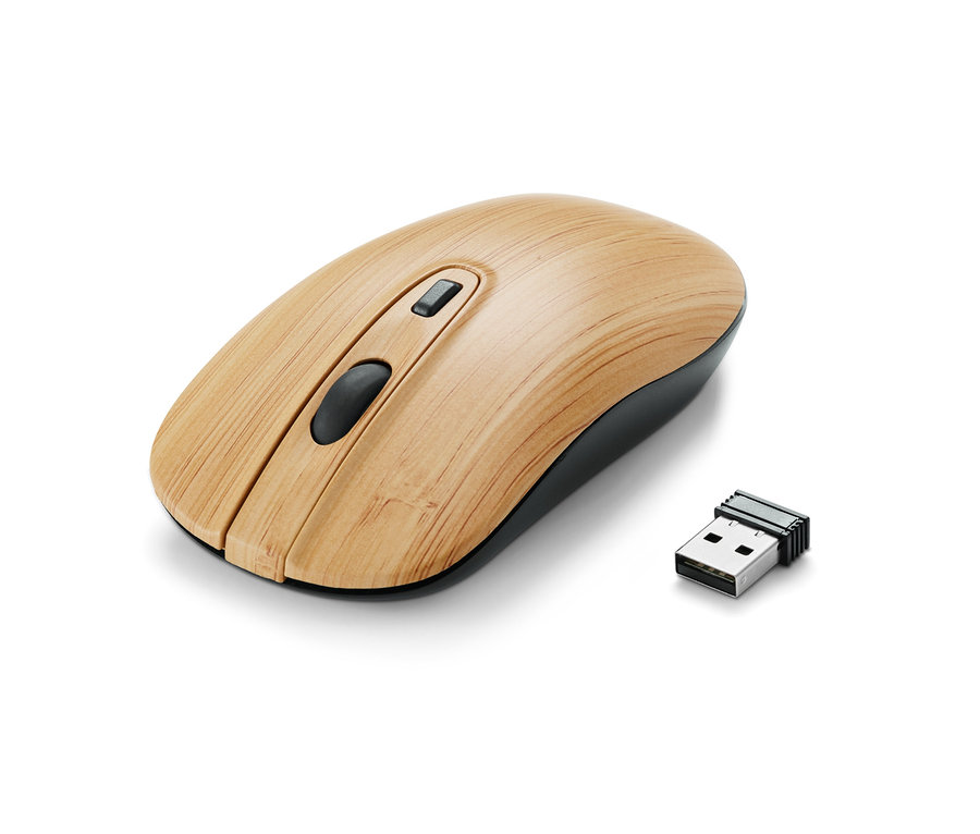 Egy fa hatású vezeték nélküli egér és egy USB-csatlakozó fehér háttéren.