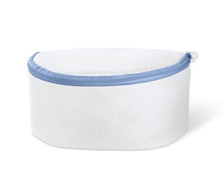 Egy fehér mosóháló melltartókhoz szettben (2 db), kék cipzárral.