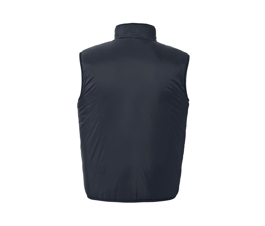A sötétkék férfi kifordítható mellény részletfotója.