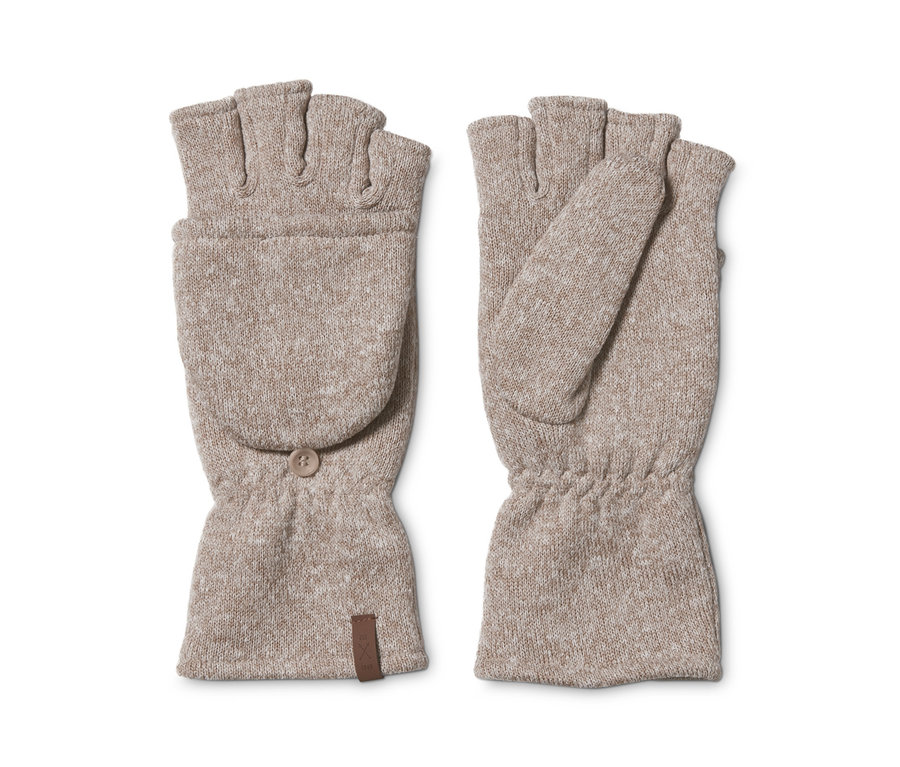 Két bézs kötött polár lehajtható kesztyű fehér háttérrel.