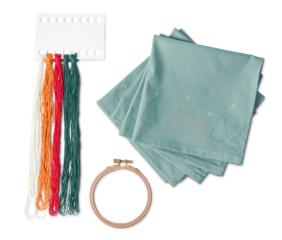 Szalvétahímző készlet, 4 szalvéta, színes fonalakkal és fa kerettel.