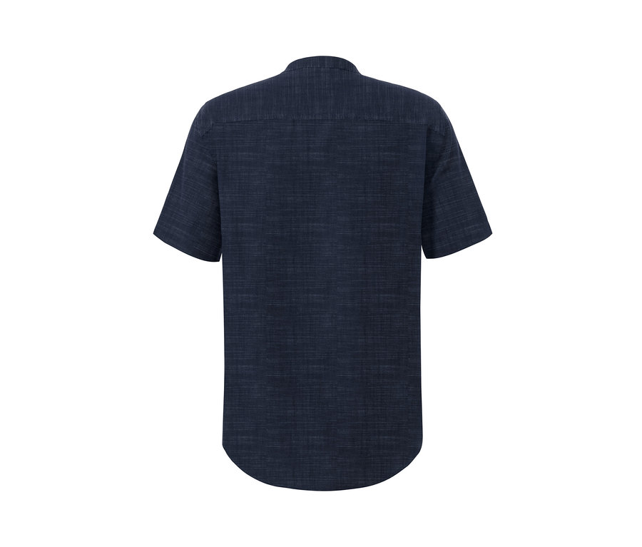 Egy sötétkék, rövid ujjú, lenvászon tartalmú férfi ing hátsó részletének fényképe.