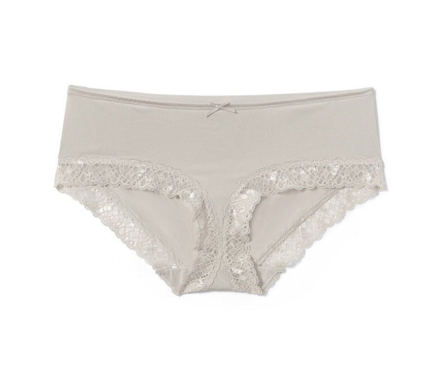 Egy mandula színű, csipkés szélű, magas derekú alsó.