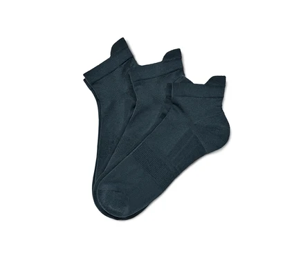 Három pár unisex sport bokazokni fehér háttéren.