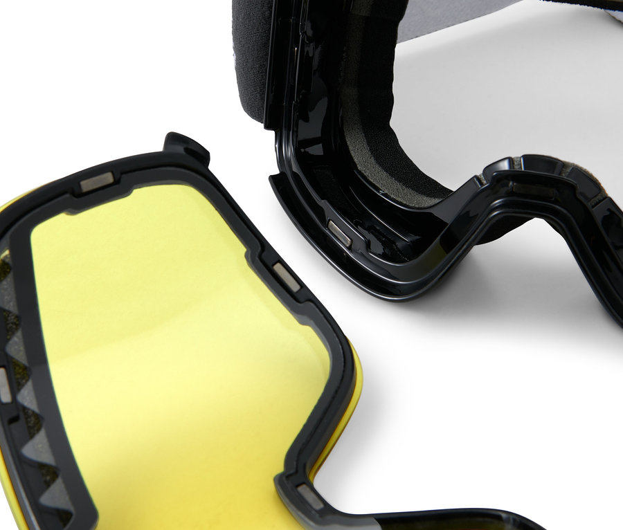 Közeli kép egy síszemüvegről mágneses, cserélhető lencsékkel és sárga üveggel.