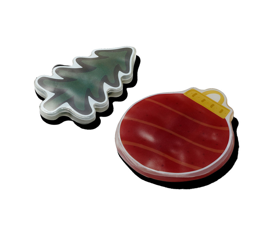 LED-es ablakdíszek karácsonyfa és gömb formájában.