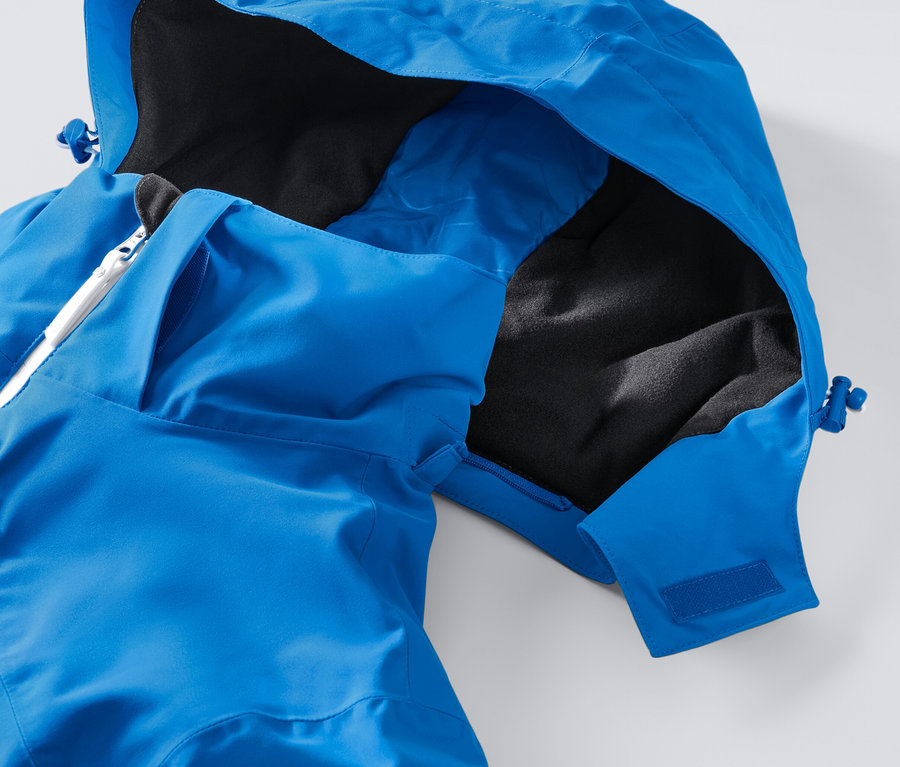 Kék, high-tech síkabát részlete kapucnival és fehér cipzárral.