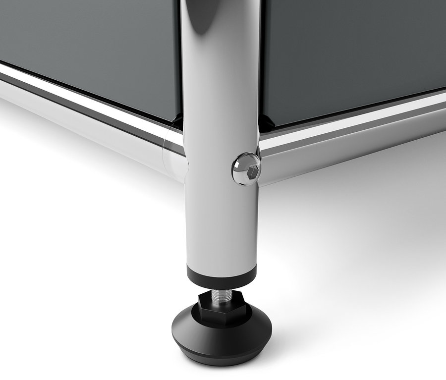 Egy szürke CN3 fém szekrény részlete, állítható lábbal.