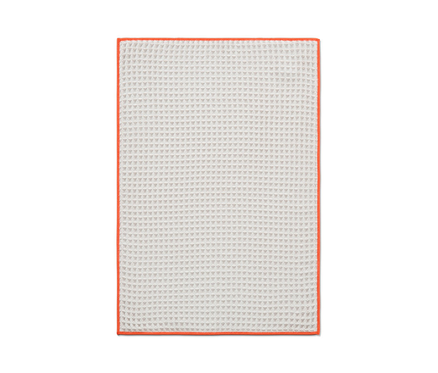 Egy extra nagy törlőkendő narancssárga szegéllyel.