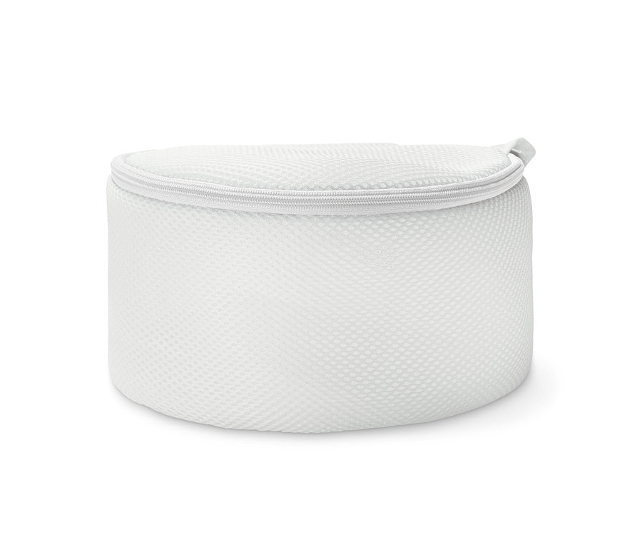 Egy fehér, cipzáras 2 mosóháló melltartóhoz közelről.