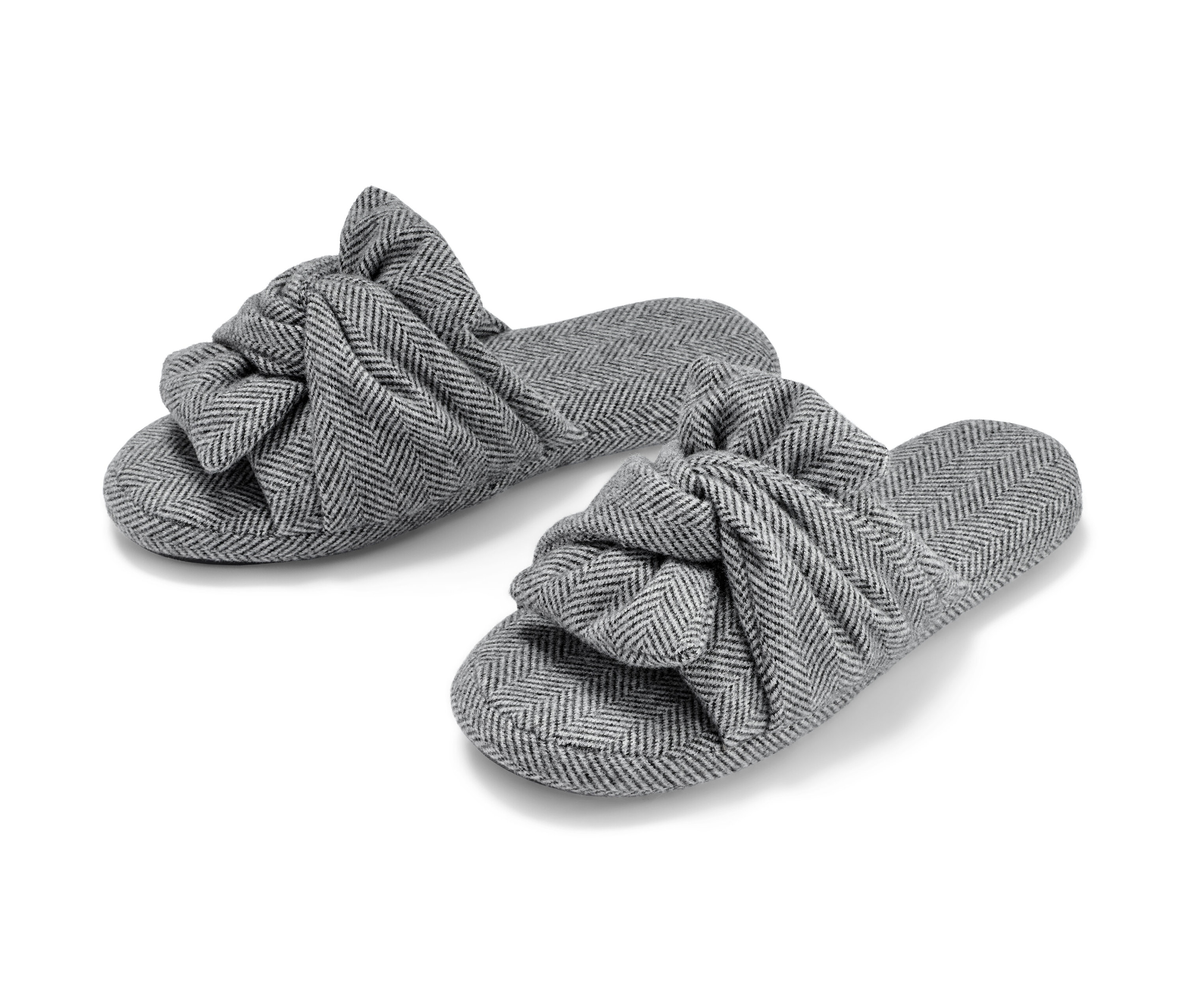 Két szürke házicipő.