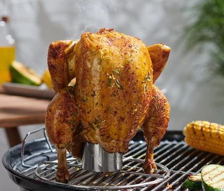Grillezett csirke csirkesütő állványon.
