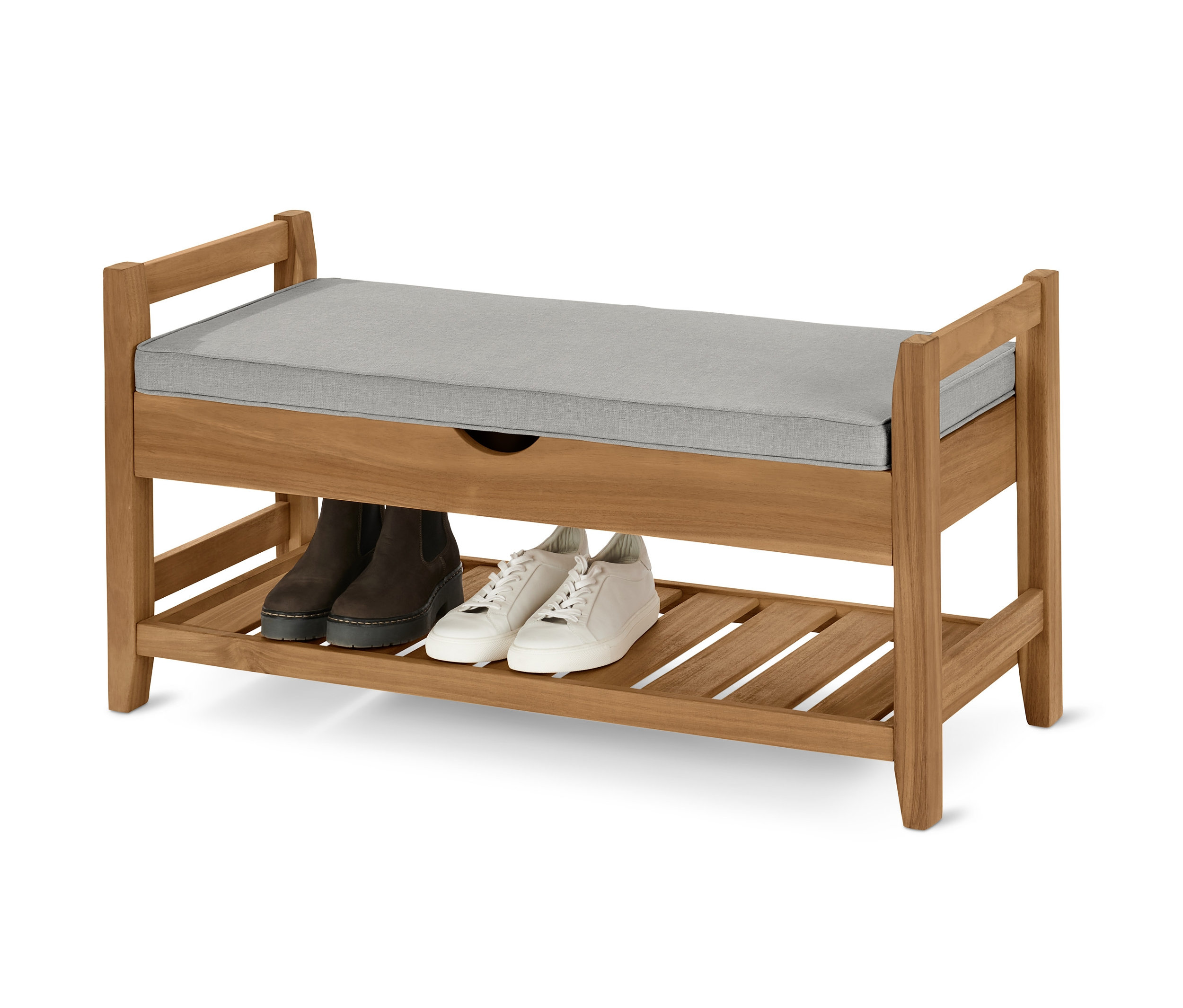 Barna kárpitozott pad, tárolóval és szürke ülőpárnával. Az alsó polcon cipők vannak.