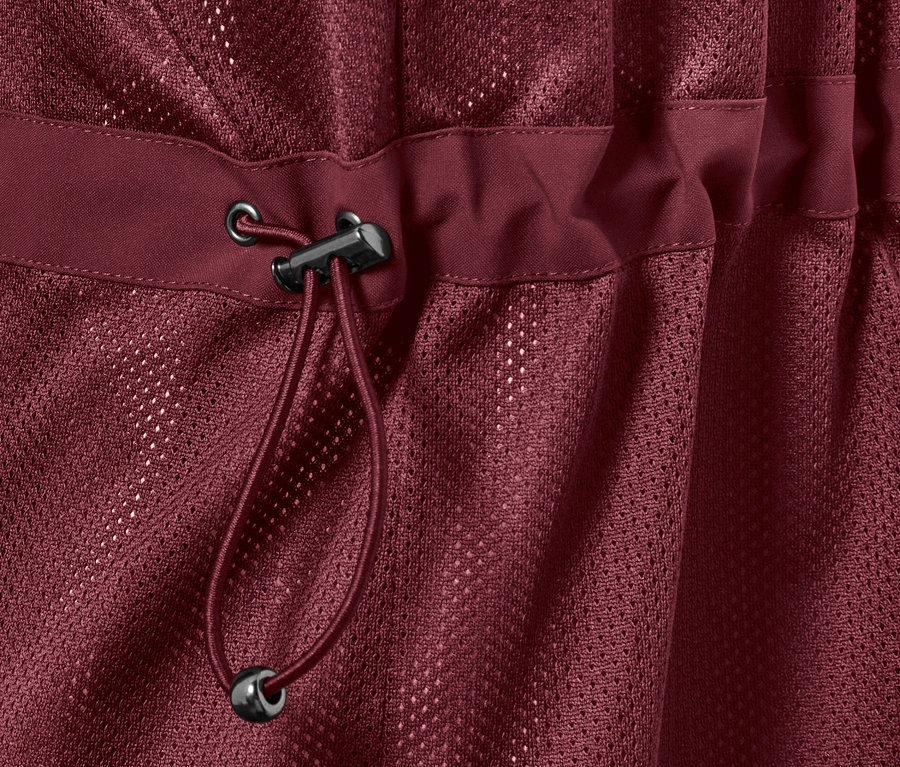 Egy piros, 3 az 1-ben funkcionális kabát részlete zsinórral.