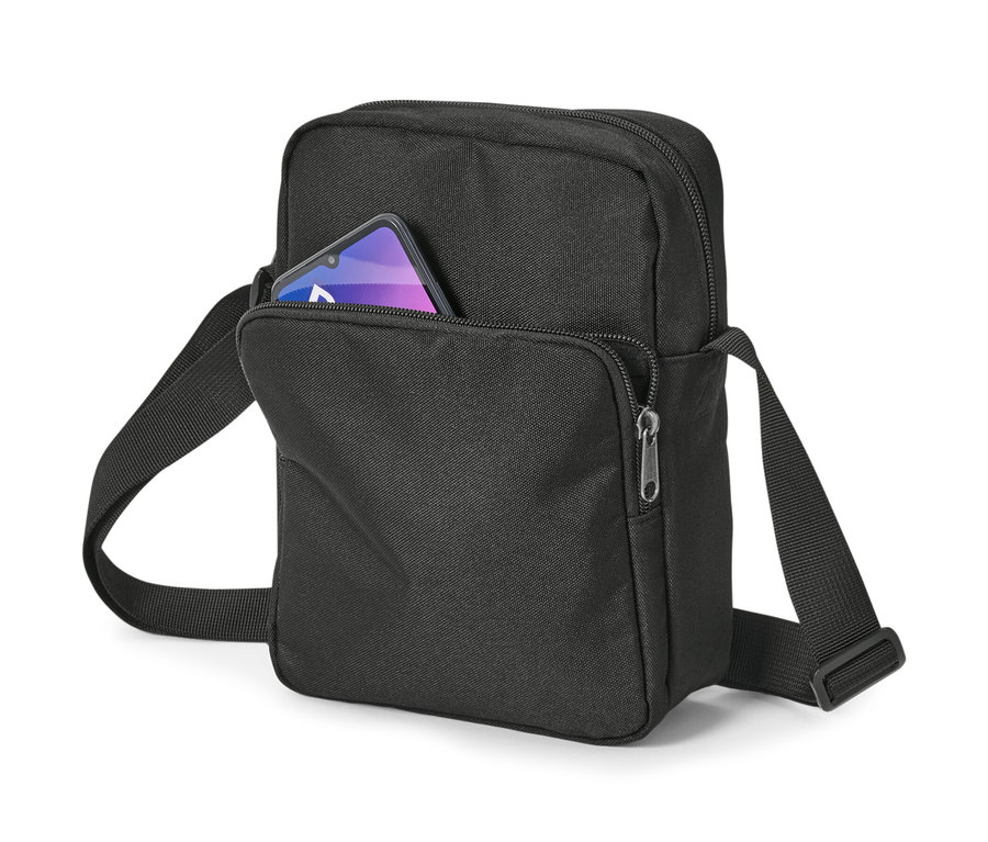 Fekete oldaltáska telefonnal a zsebben.