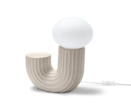 Design LED-es asztali lámpa fehér háttérrel.