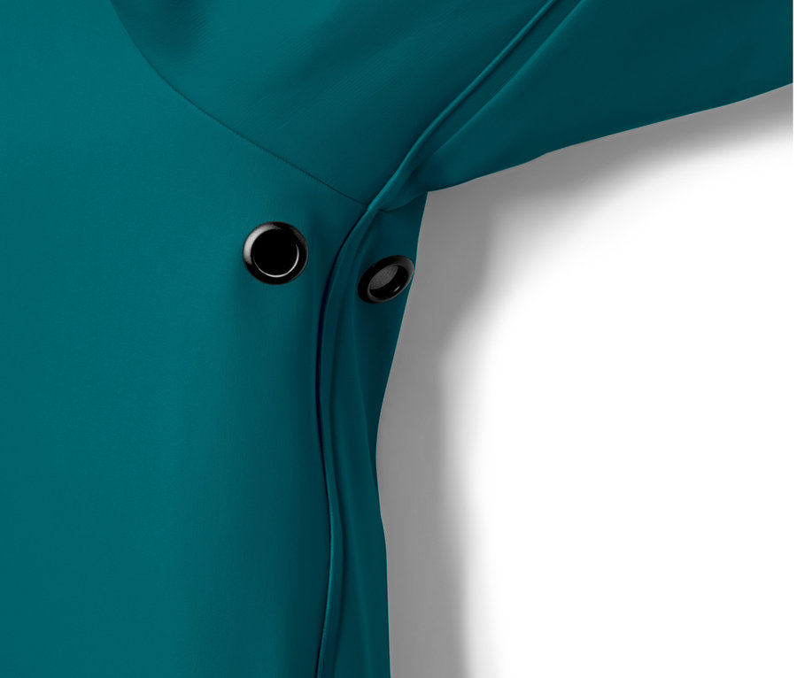 Egy kék női parka esőkabát részlete fekete fűzőlyukakkal.