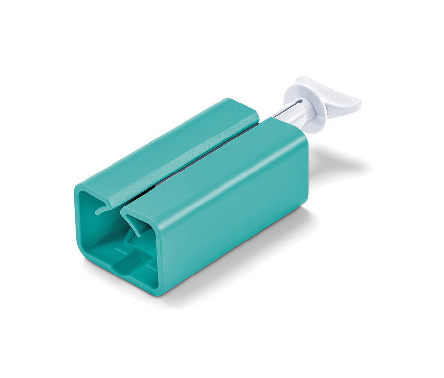 Közelkép egy tubuskinyomóról fehér háttérrel.