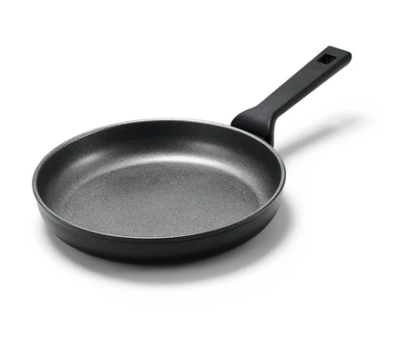 Egy kb. 24 cm átmérőjű Profi alumínium serpenyő fekete fogantyúval, fehér háttérrel.