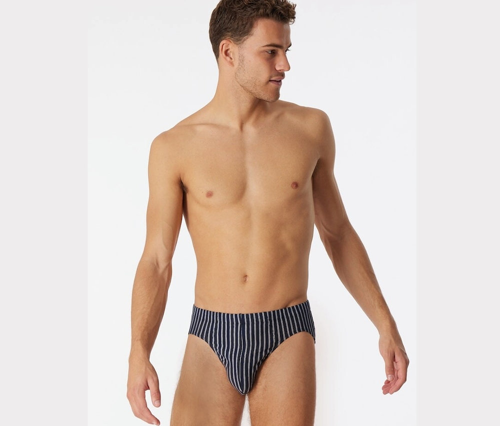 Férfi pózol SCHIESSER szuper mini alsóban, biopamuttal, sötétkék színben.