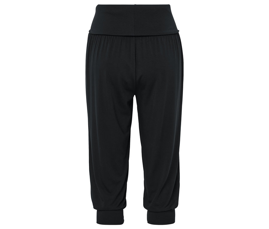 Fekete, háromnegyedes nadrág széles derékpánttal és szárvégekkel.